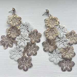 GOLD TONE & WHITE FLOWER DANGLE FASHION EARRINGS